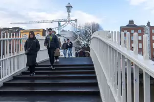 THE HALFPENNY BRIDGE [OFFICIALLY KNOWN AS THE LIFFEY BRIDGE]-248271-1