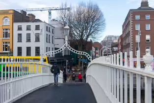 THE HALFPENNY BRIDGE [OFFICIALLY KNOWN AS THE LIFFEY BRIDGE]-248273-1