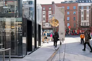 THE TREE OF GOLD AND THE CENTRAL PLAZA [DAME STREET SUNDAY 30 MARCH 2025]-248904-1