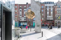 THE TREE OF GOLD AND THE CENTRAL PLAZA [DAME STREET SUNDAY 30 MARCH 2025]-248905-1