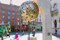 THE TREE OF GOLD AND THE CENTRAL PLAZA [DAME STREET SUNDAY 30 MARCH 2025]-248906-1