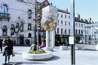 THE TREE OF GOLD AND THE CENTRAL PLAZA [DAME STREET SUNDAY 30 MARCH 2025]-248909-1