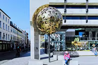 THE TREE OF GOLD AND THE CENTRAL PLAZA [DAME STREET SUNDAY 30 MARCH 2025]-248911-1