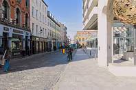 THE TREE OF GOLD AND THE CENTRAL PLAZA [DAME STREET SUNDAY 30 MARCH 2025]-248912-1