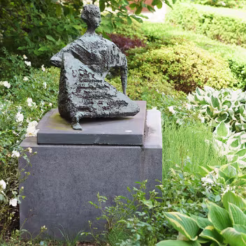 RECLINING FIGURE