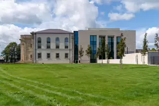 THE NEW COURT HOUSE IN WATERFORD BESIDE THE PEOPLE'S PARK [OPENED IN APRIL 2018 AND PHOTOGRAPHED 28 AUGUST 2019]-247490-1