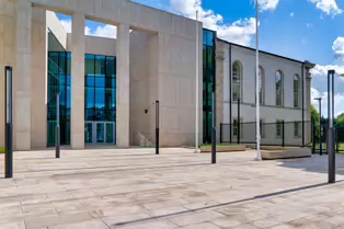 THE NEW COURT HOUSE IN WATERFORD BESIDE THE PEOPLE'S PARK [OPENED IN APRIL 2018 AND PHOTOGRAPHED 28 AUGUST 2019]-247495-1