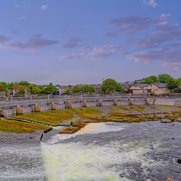 SALMON WEIR GALWAY The Salmon Weir in Galway City is a fascinating and historic landmark, offering a glimpse into the city's past and...