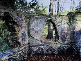 A DERELICT SHELL HOUSE IN BUSHY PARK [IT IS NOT A FOLLY]-247650-1
