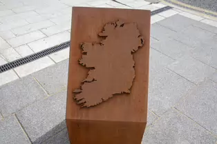 THE THOMAS WOODGATE MEMORIAL [AT BATEMAN QUAY IN KILKENNY CITY]-245484-1