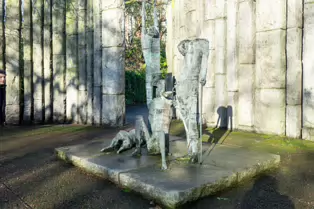 THIS FAMINE MEMORIAL WAS CREATED BY EDWARD DELANEY [LOCATED IN STEPHEN'S GREEN DUBLIN]-248239-1