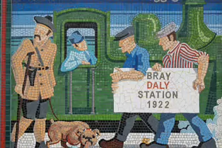 THE MURALS AND MOSAICS AT BRAY DALY TRAIN STATION [PHOTOGRAPHED 7 MAY 2025]-250708-1