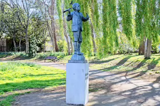 MEMORIAL TO RICHARD CROSBIE THE BALLOONIST [RANELAGH GARDENS]-249174-1