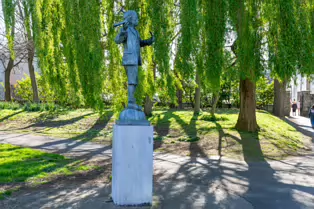 MEMORIAL TO RICHARD CROSBIE THE BALLOONIST [RANELAGH GARDENS]-249175-1
