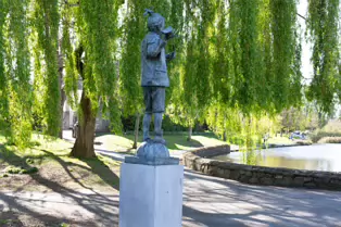 MEMORIAL TO RICHARD CROSBIE THE BALLOONIST [RANELAGH GARDENS]-249176-1
