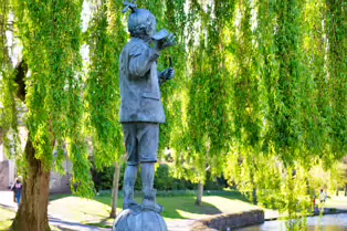 MEMORIAL TO RICHARD CROSBIE THE BALLOONIST [RANELAGH GARDENS]-249177-1