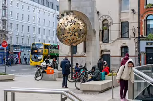 THE TREE OF GOLD IS STILL ON DAME STREET [SCULPTURE BY ÉAMMON O'DOHERTY]-248592-1
