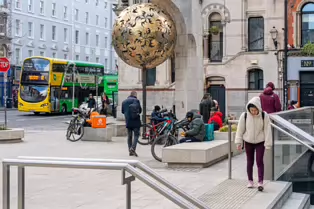 THE TREE OF GOLD IS STILL ON DAME STREET [SCULPTURE BY ÉAMMON O'DOHERTY]-248593-1