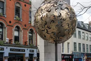 THE TREE OF GOLD IS STILL ON DAME STREET [SCULPTURE BY ÉAMMON O'DOHERTY]-248595-1