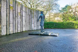 STATUE OF WOLFE TONE BY EDWARD DELANEY [WAS THE TARGET OF AN EXPLOSION]-248255-1