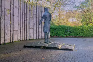 STATUE OF WOLFE TONE BY EDWARD DELANEY [WAS THE TARGET OF AN EXPLOSION]-248256-1