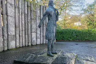 STATUE OF WOLFE TONE BY EDWARD DELANEY [WAS THE TARGET OF AN EXPLOSION]-248257-1