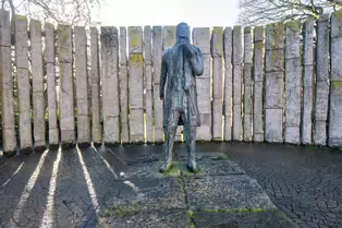 STATUE OF WOLFE TONE BY EDWARD DELANEY [WAS THE TARGET OF AN EXPLOSION]-248258-1