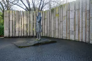 STATUE OF WOLFE TONE BY EDWARD DELANEY [WAS THE TARGET OF AN EXPLOSION]-248259-1