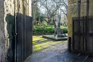 STATUE OF WOLFE TONE BY EDWARD DELANEY [WAS THE TARGET OF AN EXPLOSION]-248262-1