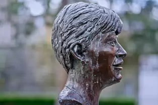 ONCE AGAIN I HAVE PHOTOGRAPHED THIS MEMORIAL TO VERONICA GUERIN [DUBLIN CASTLE]-248541-1