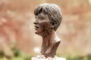 ONCE AGAIN I HAVE PHOTOGRAPHED THIS MEMORIAL TO VERONICA GUERIN [DUBLIN CASTLE]-248543-1