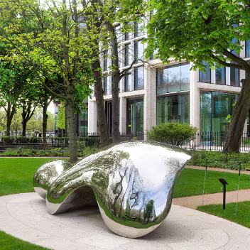 DIPPING THE OTHER WING Unveiled in November 2024, "Dipping the Other Wing" by Eilis O'Connell RHA is a significant addition to Dublin's public...
