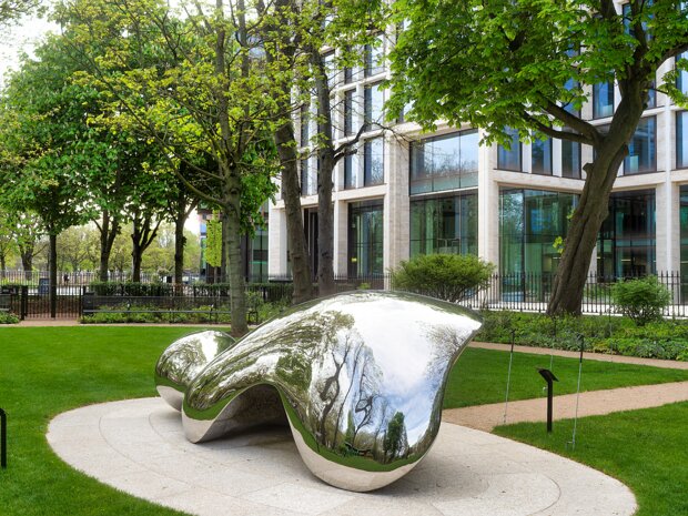 DIPPING THE OTHER WING Unveiled in November 2024, "Dipping the Other Wing" by Eilis O'Connell RHA is a significant addition to Dublin's public...
