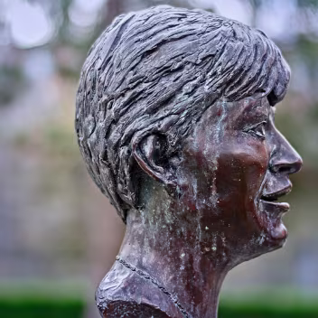 TRIBUTE TO VERONICA GUERIN The memorial sculpture dedicated to Veronica Guerin, located within the Dublin Castle Gardens, serves as a poignant...