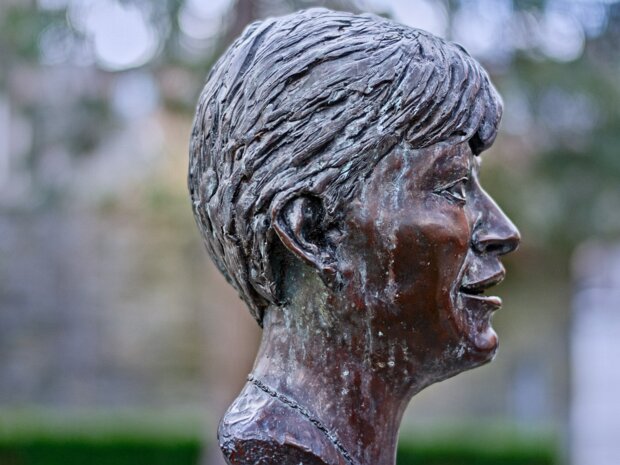 TRIBUTE TO VERONICA GUERIN The memorial sculpture dedicated to Veronica Guerin, located within the Dublin Castle Gardens, serves as a poignant...