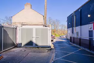 YOU CAN ACCESS RANELAGH GARDENS PARK VIA TEMPLE PLACE [PHOTOGRAPHED 6 APRIL 2025]-249261-1