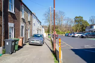 YOU CAN ACCESS RANELAGH GARDENS PARK VIA TEMPLE PLACE [PHOTOGRAPHED 6 APRIL 2025]-249263-1