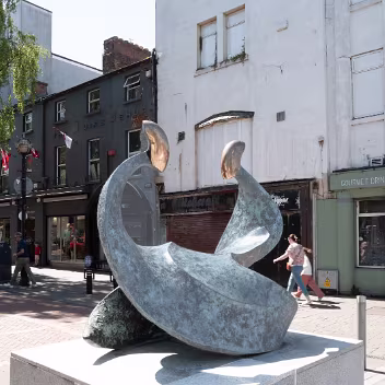 RHYTHM AND RHYME BY SANDRA BELL - THE 2025 PHOTONIQUE BLOG I. Introduction: “Rhythm and Rhyme” – A Symbol of Continuity and Peace in Dundalk A. Unveiling “Rhythm and Rhyme” Sandra...