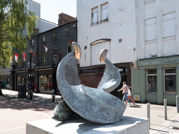 RHYTHM AND RHYME BY SANDRA BELL - THE 2025 PHOTONIQUE BLOG I. Introduction: “Rhythm and Rhyme” – A Symbol of Continuity and Peace in Dundalk A. Unveiling “Rhythm and Rhyme” Sandra...