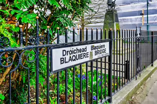 IRISH VOLUNTEERS MEMORIAL AT BLAQUIERE BRIDGE AND THE OLD STATE CINEMA [THE ORIGINAL RIFLE WAS BRONZE RATHER THAN STONE]-250142-1