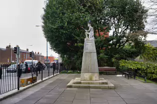 IRISH VOLUNTEERS MEMORIAL AT BLAQUIERE BRIDGE AND THE OLD STATE CINEMA [THE ORIGINAL RIFLE WAS BRONZE RATHER THAN STONE]-250143-1