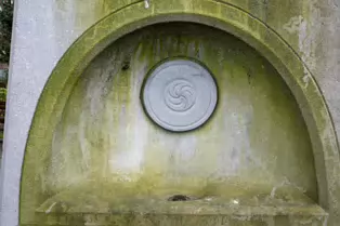 IRISH VOLUNTEERS MEMORIAL AT BLAQUIERE BRIDGE AND THE OLD STATE CINEMA [THE ORIGINAL RIFLE WAS BRONZE RATHER THAN STONE]-250146-1