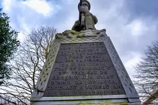 IRISH VOLUNTEERS MEMORIAL AT BLAQUIERE BRIDGE AND THE OLD STATE CINEMA [THE ORIGINAL RIFLE WAS BRONZE RATHER THAN STONE]-250147-1