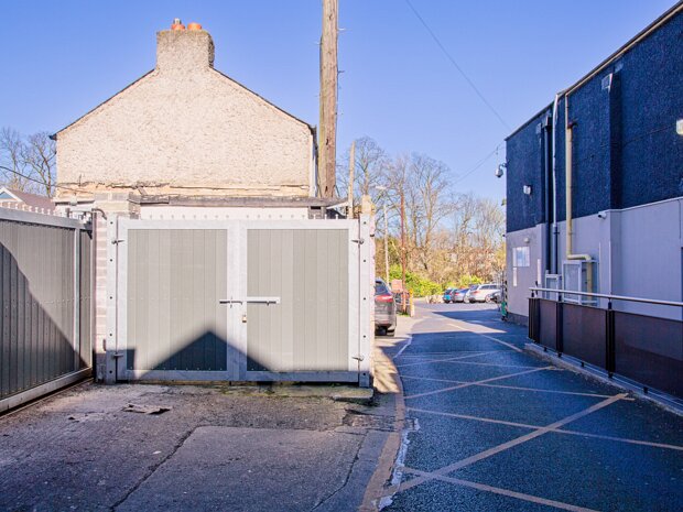 TEMPLE PLACE IN RANELAGH Temple Place, a terrace of nine houses (Numbers 2 to 10), provides pedestrian access to Ranelagh Gardens Park via a...