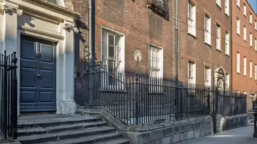 HENRIETTA PLACE AND HENRIETTA STREET [FIRST DAY USING MY FUJI GFX100RF]-250230-1