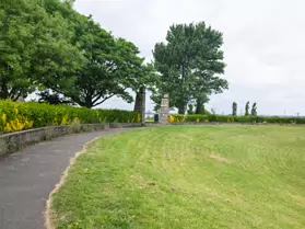 BLACKROCK PARK AMPHITHEATRE [MANY CLAIM THAT BOB GELDOF AND THE BOOMTOWN RATS PERFORMED HERE]-251704-1