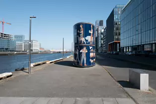 AN OLD DUBLINER WOULD UNDERSTAND THIS ART INSTALLATION BY JOHN KINDNESS [LOCATED ON SIR JOHN ROGERSON'S QUAY]-250984-1