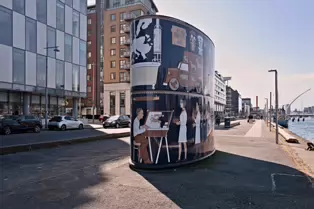 AN OLD DUBLINER WOULD UNDERSTAND THIS ART INSTALLATION BY JOHN KINDNESS [LOCATED ON SIR JOHN ROGERSON'S QUAY]-250989-1