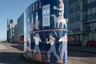 AN OLD DUBLINER WOULD UNDERSTAND THIS ART INSTALLATION BY JOHN KINDNESS [LOCATED ON SIR JOHN ROGERSON'S QUAY]-250990-1