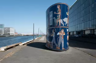 AN OLD DUBLINER WOULD UNDERSTAND THIS ART INSTALLATION BY JOHN KINDNESS [LOCATED ON SIR JOHN ROGERSON'S QUAY]-250991-1
